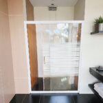 MAMPARA AJUSTABLE 140-160 ALTURA 190 CMS VIDRIO TEMPLADO 5 MM, PERFILES BLANCOS - Imagen 2